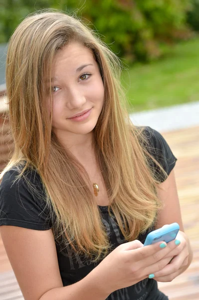 Beautiful young woman phoning — Stock Photo, Image