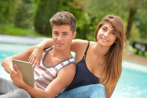 Jeunes adolescents jouant sur tablette et téléphone — Photo