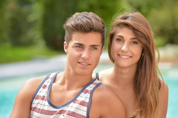 Feliz pareja adolescente enamorada —  Fotos de Stock