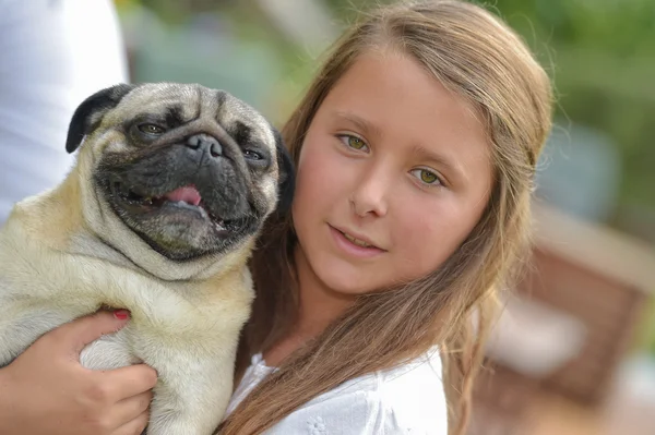 Chica joven con un perro —  Fotos de Stock