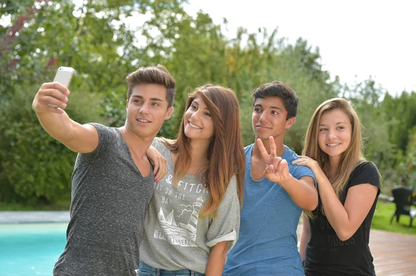 Alegre adolescente amigos tomando selfie — Foto de Stock