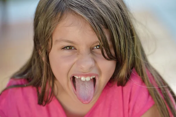 Sonriente joven lengua chica — Foto de Stock