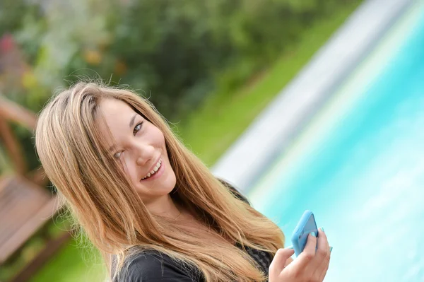 Beautiful young woman phoning — Stock Photo, Image