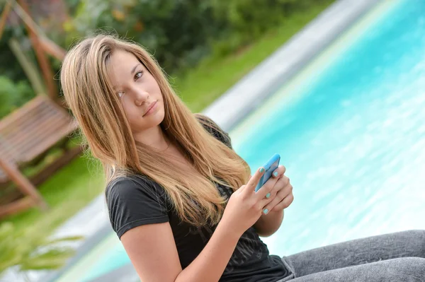 Beautiful young woman phoning — Stock Photo, Image