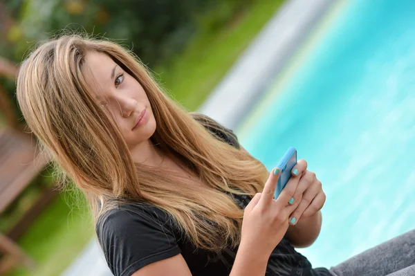 Beautiful young woman phoning — Stock Photo, Image