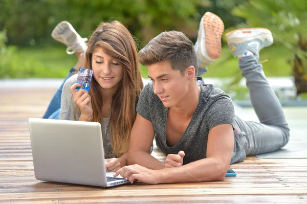 Giovani coppie che fanno acquisti su Internet — Foto Stock