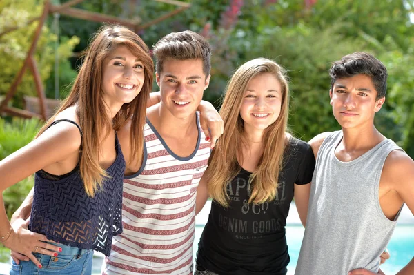 Gençlik veya gençler mutlu gülümseyen grubu