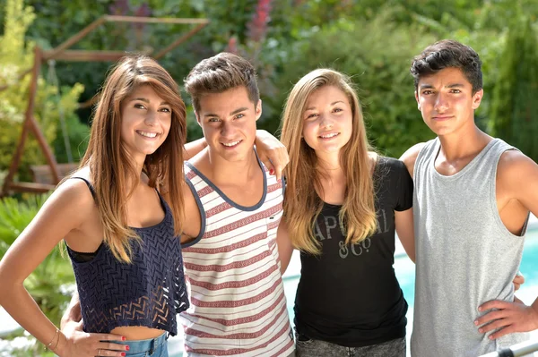 Feliz grupo sonriente de jóvenes o adolescentes — Foto de Stock