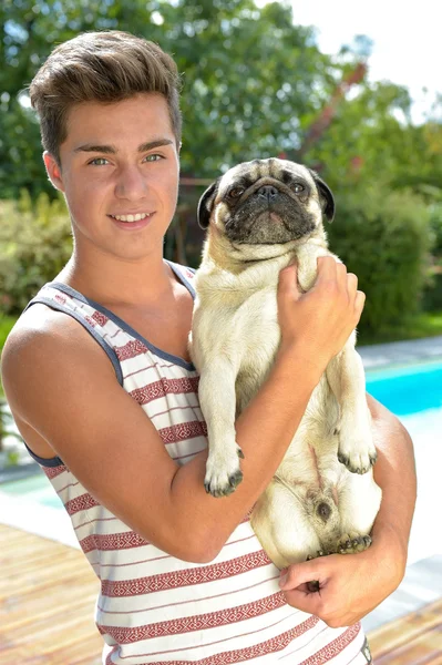 Chica joven con un perro — Foto de Stock