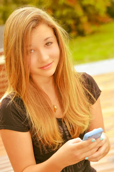 Beautiful young woman phoning — Stock Photo, Image