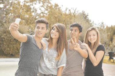 selfie alarak neşeli genç arkadaşlar