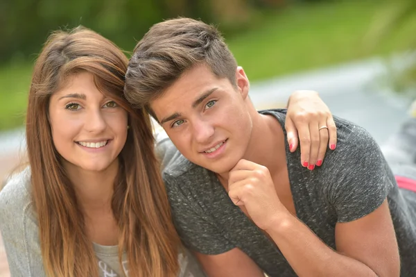 Feliz pareja adolescente enamorada — Foto de Stock