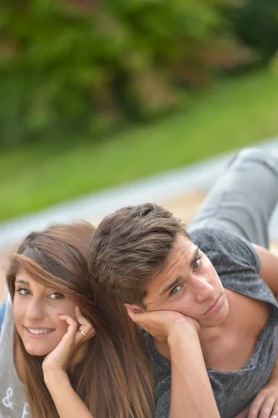 Feliz pareja adolescente enamorada — Foto de Stock