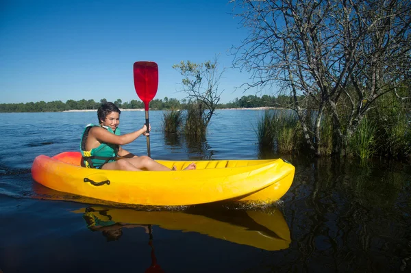 Jeune faisant canoë kayak sur un lac — Photo