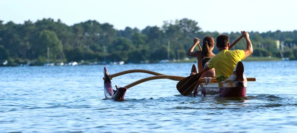 Couple faisant du canoë kayak sur un lac — Photo