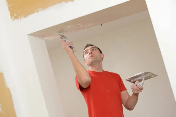 装修施工: 男人安装石膏板 — 图库照片