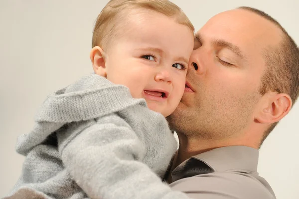 Pappa och nyfödda baby gråter — Stockfoto