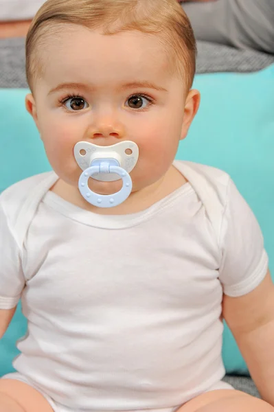 Niño pequeño - Bebé con un chupete en la boca — Foto de Stock