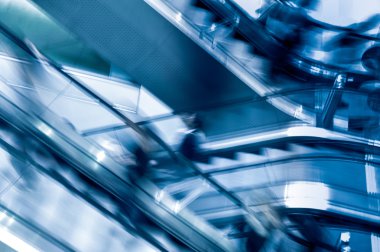 İnsanlar üzerinde yürüyen merdiven geçiş