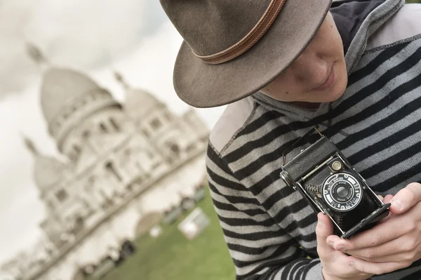 Fransa, Paris, fotoğraf, Sacre Coeur backg içinde alarak genç adam — Stok fotoğraf