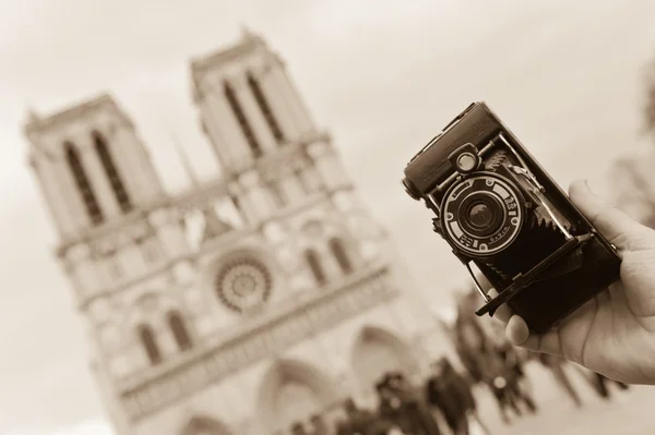 France, Paris, jeune homme photographié, Cathédrale Notre-Dame — Photo