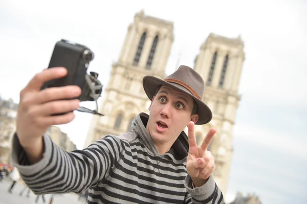 Frankrike, Paris, ung man med fotografi, katedralen Notre-Dame — Stockfoto