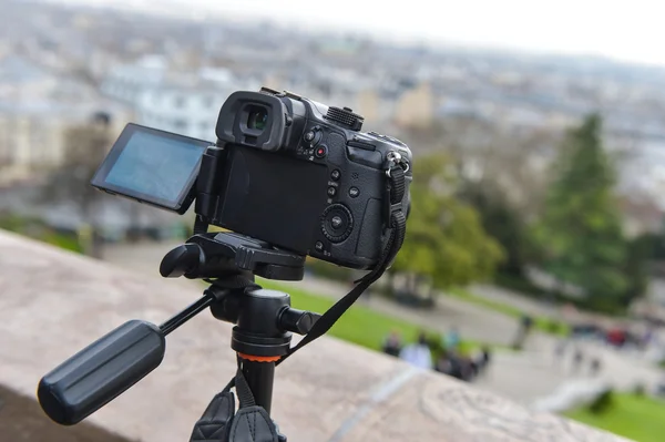 Digital camera on tripod — Stock Photo, Image