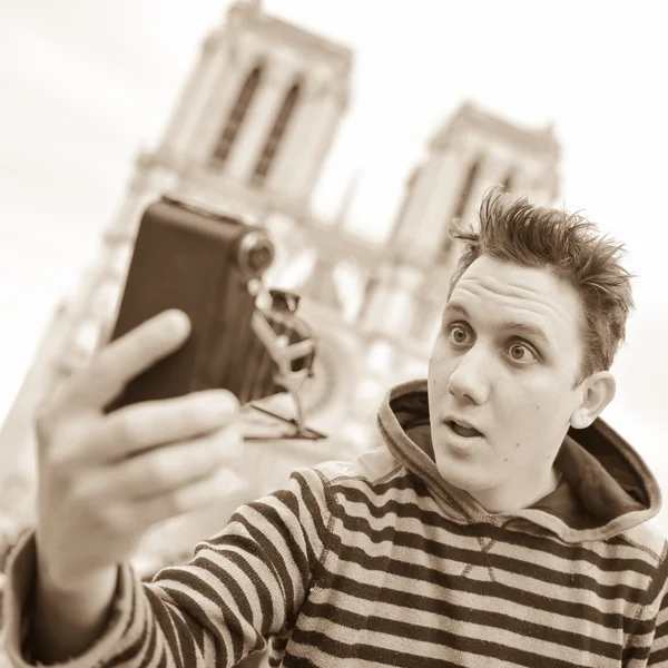 フランス、パリ、ノートルダム大聖堂、写真を撮る若い男 — ストック写真