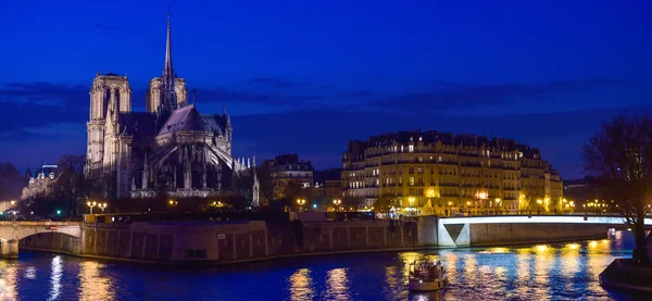 Frankrike, Paris, belysta Notre Dame de Paris sett från Seine en — Stockfoto