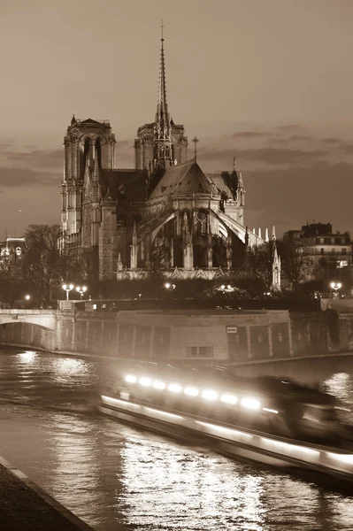 France, Paris, Illuminé Notre Dame de Paris vu de Seine a — Photo