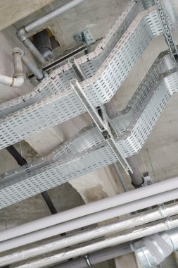 Elektrik kabloları metal yolu