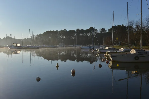 Veleros amarrados en el lago al amanecer — Foto de Stock