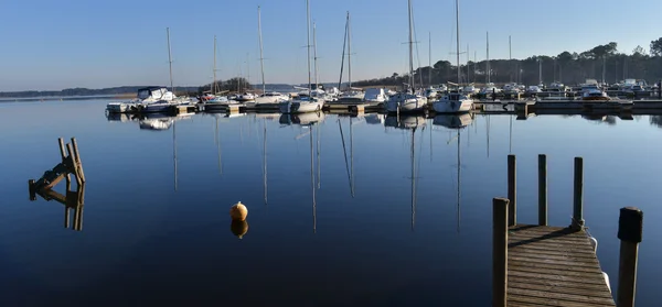 Veleros amarrados en el lago al amanecer — Foto de Stock