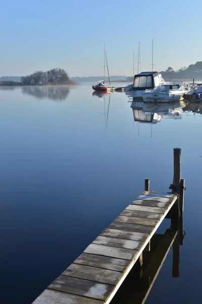 Segelboote bei Sonnenaufgang am See festgemacht — Stockfoto