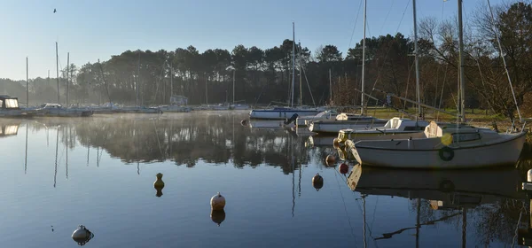 Veleros amarrados en el lago al amanecer — Foto de Stock