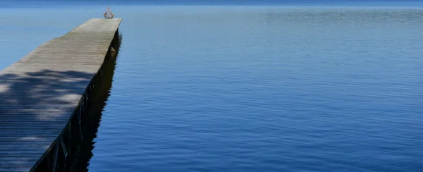 Niño sentado en un lago tirado — Foto de Stock