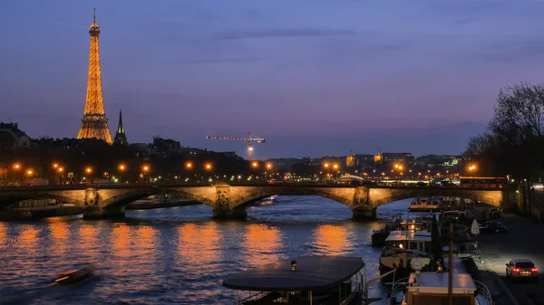 Uitzicht op de Eiffeltoren bij zonsondergang — Stockfoto