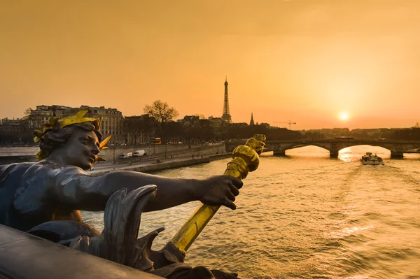 Eyfel Kulesi beri Alexandre III Köprüsü Paris, Fransa — Stok fotoğraf