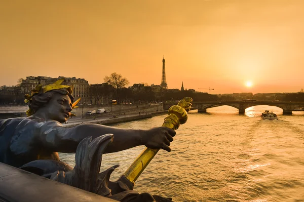 Torre Eiffel desde el Puente Alexandre III en París, Francia — Foto de Stock