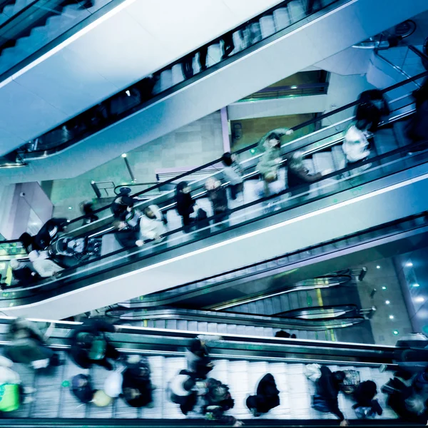 Personas en el cruce Escaleras mecánicas — Foto de Stock