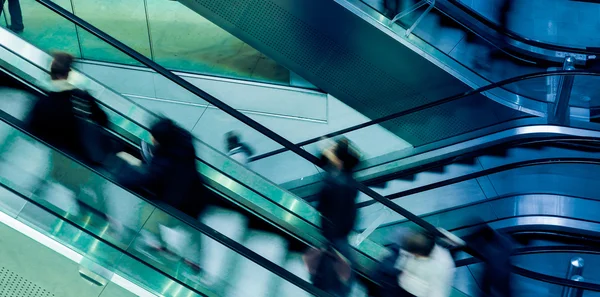 Menschen überqueren Rolltreppen — Stockfoto