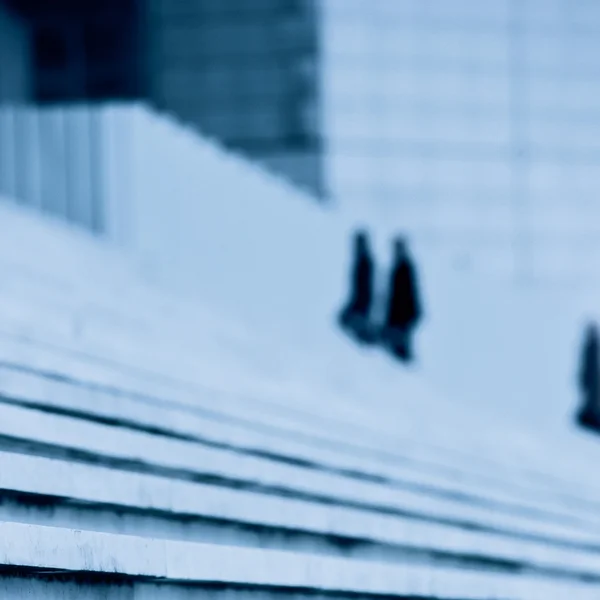 Folk går på trappor — Stockfoto