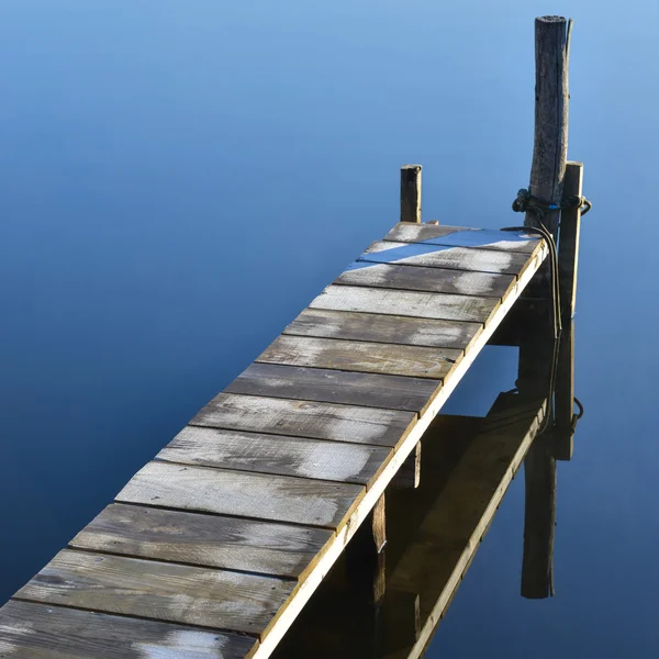 Paisaje con embarcadero en el lago — Foto de Stock