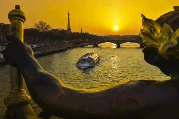 Eiffeltoren sinds Alexandre Iii brug in Parijs, Frankrijk — Stockfoto