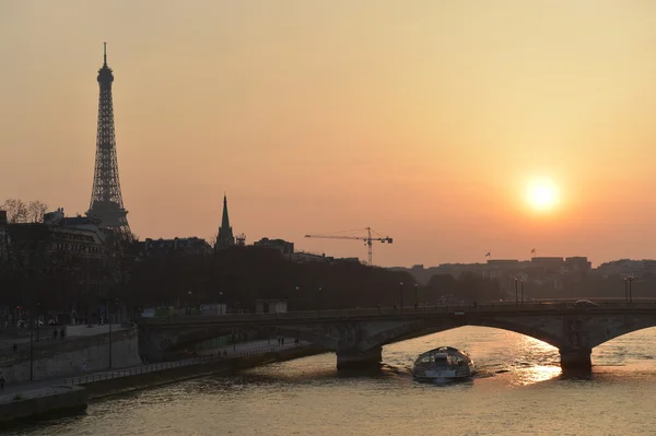 Uitzicht op de Eiffeltoren bij zonsondergang — Stockfoto
