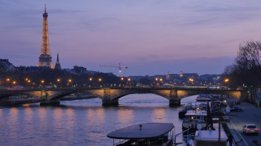 Eyfel Kulesi batımında görünümünü