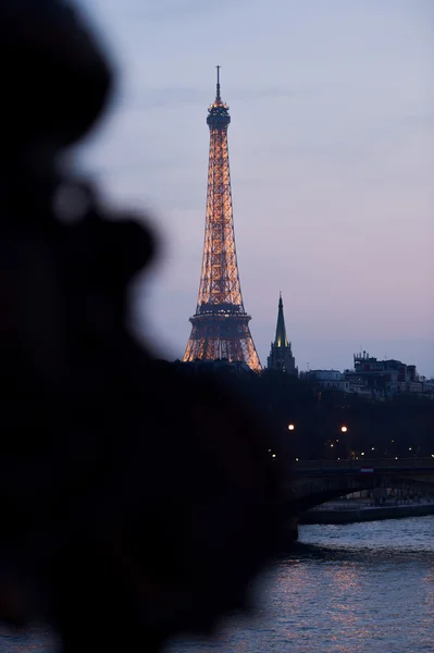 埃菲尔铁塔在日落时的视图 — 图库照片