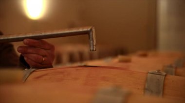 Bir varil'ın mahzeni şarap decanting