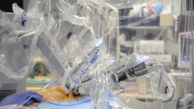 Bir hasta üzerinde bir işlem sırasında Robotik Cerrahi makine