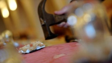 Winemaker mahzende şarap testi yapma.